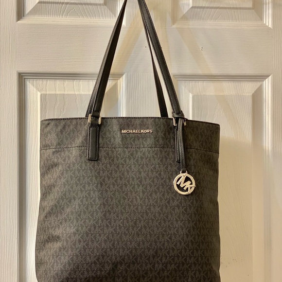 Michael KORS MK Monogrammed signature large tote bag excellent condition clean - Picture 8 of 8